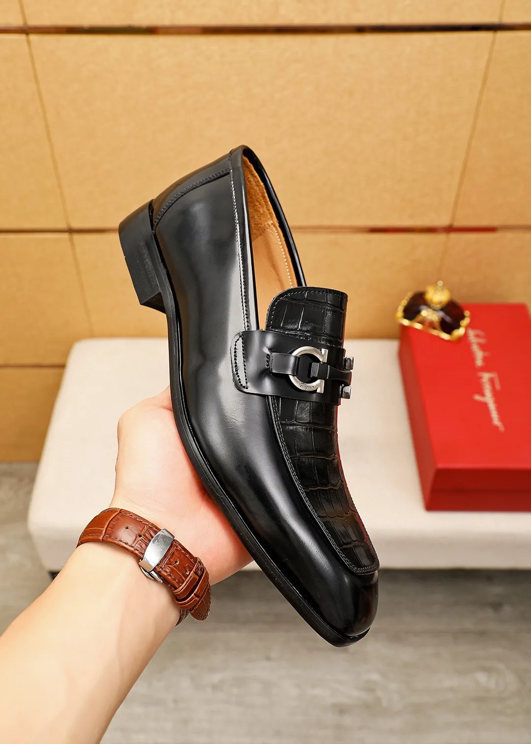 Men's shoes 💰442 💐 Product trademark: Ferragamo "Ferragamo" casual leather shoes Regular size: 38-44 (45.46🉑️customized) Product materials: Selected imported first-layer calfskin embossed upper + original hardware buckle, imported water-dyed cow leather lining. Strong three-dimensional visual effect, combined outsole Color: 1⃣️color optional